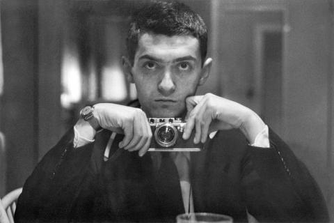 Autoritratto di Stanley Kubrick con macchina fotografica, 1949, fotografia (free Wikimedia Commons)
