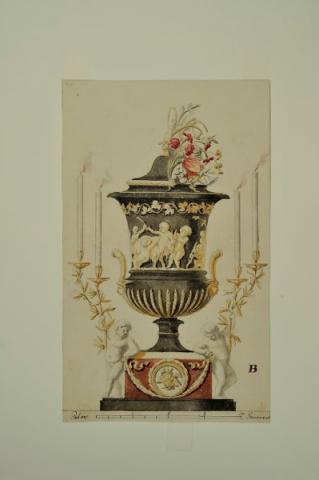 Vaso in marmo scuro con bronzi dorati e base in porfido, con candelabri alla base tenuti da putti inv. MN 8599